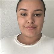 Joven estudiante imparte clases particulares para niños y jóvenes